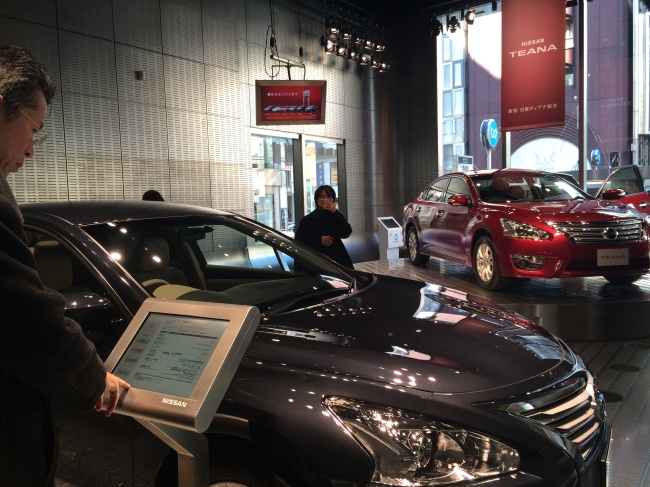 Customers check out Nissan Teana sedans at the carmaker’s brand gallery in Ginza, Tokyo.   Lee Ji-yoon/The Korea Herald