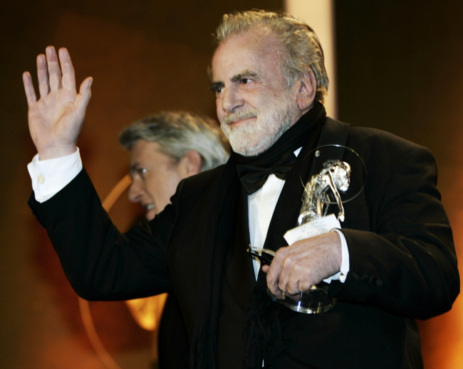 Maximilian Schell acknowledges the applause during the Diva Entertainment Awards 2008 in Munich, southern Germany. AP-Yonhap