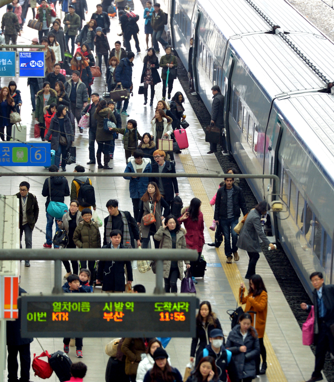 People returning to Seoul from visiting the provinces over Seollal, or Lunar New Year, holidays disembark from a train at Seoul Station on Sunday.   Yoon Byung-chan/The Korea Herald
