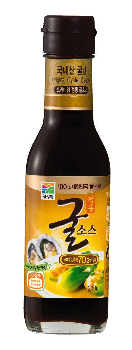 소스시장의 판도가 30년 만에 바뀌었다. 지난 1984년 첫 소스제품 생산 이후 줄곧 점유율 1위를 지켜온 오뚜기가 대상에 처음으로 주도권을 넘겨준 것이다. 대상은 시장조사기관 링크아즈텍 기준 2013년 누계 소스시장 점유율 28%, 315억 매출을 기록하며 시장점유율 25.4%의 오뚜기를 2.6%차로 제압했다.
3일 대상에 따르면 소스시장은 스파게티소스, 굴소스, 돈까스소스, 바베큐소스 등 총 18개 카테고리의 상온, 냉장 소스제품 시장을 총합한 것으로, 지난 2007년까지 이 시장에서 오뚜기는 39.9%의 압도적 점유율을 보여왔다. 뒤따르던 대상(11.4%)보다 3배 이상 높았다.