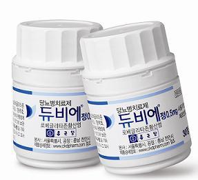 국산 당뇨치료 2호 신약이 1년 2개월만에 출시됐다.
종근당(대표 김정우)은 자체 개발한 국내 최초 글리타존계 당뇨치료 신약 ‘듀비에’<사진>를 약가 협상을 마치고 본격 출시했다고 3일 밝혔다.
듀비에(성분명 로베글리타존황산염)는 항암제 캄토벨(2003년)에 이은 종근당의 두번째 신약이자 국산 20호 신약이다. 당뇨치료 국산 신약으로는 LG생명과학의 ‘제미글로’(2012년 12월)에 이어 두번째다. 이로써 한국인에 적합한 당뇨치료 솔루션이 추가되게 됐다.