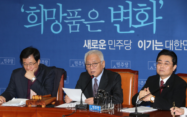 감한길민주당대표가 3일 오전 국회에서 열린 최고위원회의에 참석 모두발언을하고 있다.이길동기자.gdlee@-
김한길 민주당 대표가 3일 오전 국회에서 열린 최고위원회에 참석해 모두발언을 하고 있다. 김 대표는 이날 국민소환제 등 ‘국회의원 특권방지법’을 발표했다. 이길동 기자/gd lee@