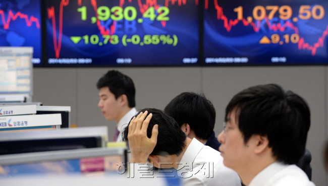 3일 오전 주가 하락장에 심각한 표정으로 거래에 임하는 외환은행 본점 딜러들./안훈 기자 rosedale@ 2014.02.03
3일 오전 주가 하락장에 심각한 표정으로 거래에 임하는 외환은행 본점 딜러들./안훈 기자 rosedale@ 2014.02.03
미국의 추가 테이퍼링(자산 매입 축소) 결정으로 신흥국의 금융 불안이 재점화된 가운데 3일 서울 외환시장에서 원/달러 환율이 10원가량 급등하면서 출발했다. 외환은행 본점 딜러들이 심각한 표정으로 모니터를 주시하고 있다. 안훈 기자/rosedale@