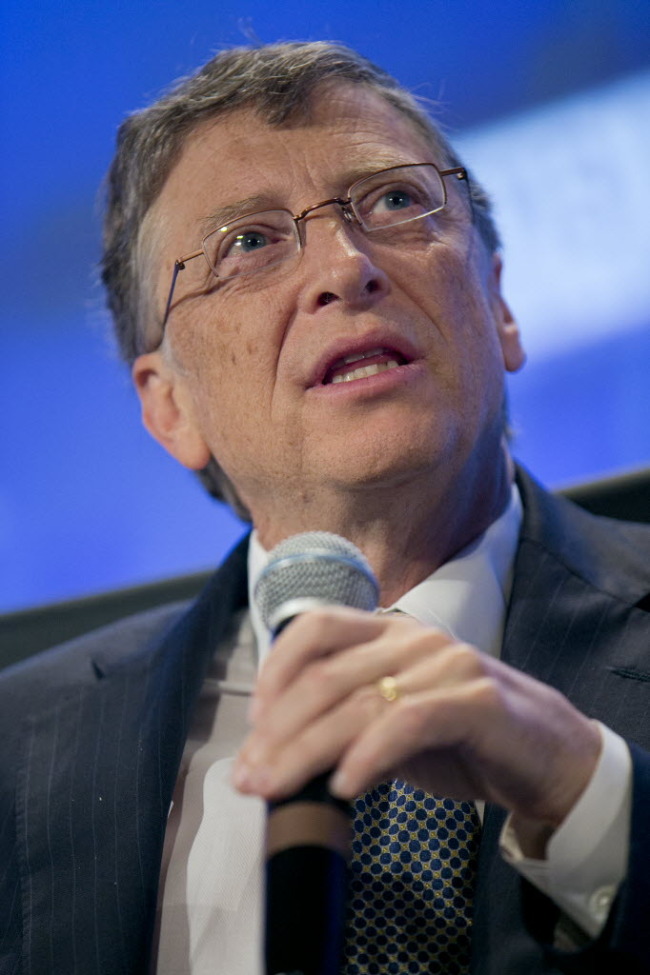 빌게이츠(WilliamH.Gates/기업인/마이크로소프트의장)
Even as Bill Gates gives up his title of chairman of Microsoft Corp., he’ll remain involved at the company he co-founded in an area of its deepest need: crafting must-have products.
Bill Gates.   Bloomberg