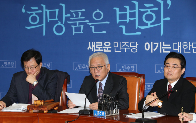 Democratic Party leaders attend the party’s supreme council meeting at the National Assembly on Monday. From left: supreme council member Rep. Shin Kyoung-min, party chairman Rep. Kim Han-gil and floor leader Rep. Jun Byung-hun.   Lee Gil-dong/The Korea Herald