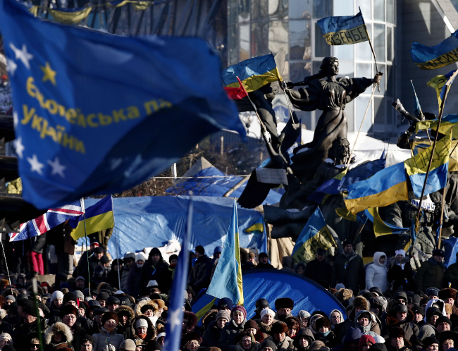Ukraine’s opposition supporters wave Ukrainian flags at a rally in Kiev on Sunday.   Itar-Tass-Yonhap