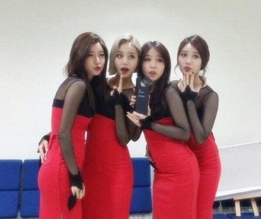 소진(좌부터/박소진/가수/걸스데이),혜리(이혜리/가수/탤런트/걸스데이),민아(방민아/가수/걸스데이),유라(김아영/가수/걸스데이)
SBS ‘인기가요’에서 ‘섬씽(Something)’으로 1위를 차지한 걸그룹 걸스데이가 인증샷을 남겼다.