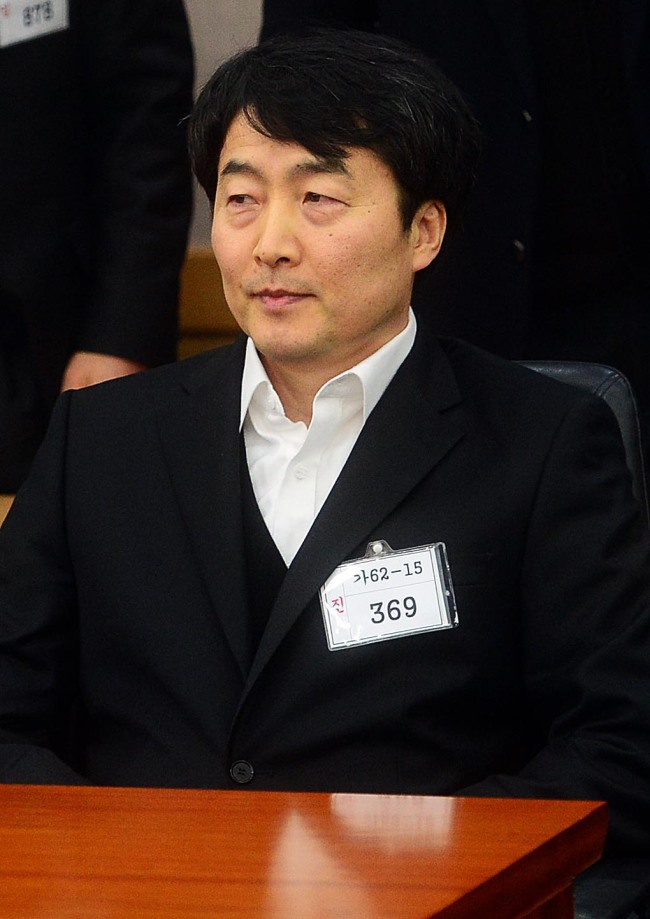 통합진보당 이석기 의원 등에 대한 내란음모 피의 사건 결심 공판일인 3일 수원지방법원에서 이석기 의원이 법정으로 들어서고 있다.<br />사진공동취재단