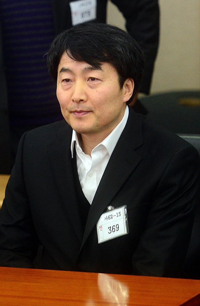 통합진보당 이석기 의원 등에 대한 내란음모 피의 사건 결심 공판일인 3일 수원지방법원에서 이석기 의원이 법정으로 들어서고 있다.<br />사진공동취재단