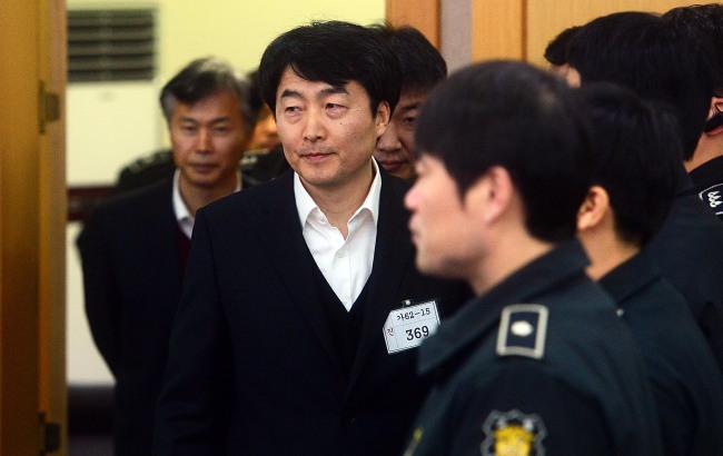 Rep. Lee Seok-ki of the Unified Progressive Party enters the courtroom at the Suwon District Court on Monday. The prosecution sought a 20-year prison term for the lawmaker.   Press Corps