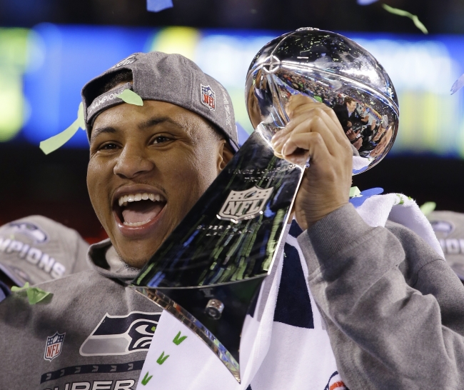 Seattle Seahawks’ Malcolm Smith holds the Vince Lombardi Trophy on Sunday.   AP-Yonhap