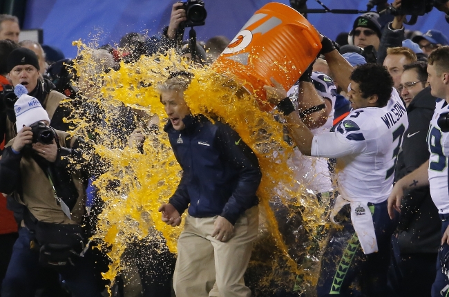 Seattle Seahawks quarterback Russell Wilson dumps Gatorade on head coach Pete Carroll late in the game against the Denver Broncos during the NFL Super Bowl XLVIII on Sunday.
AP-Yonhap