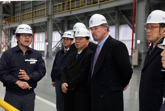 Hyundai Motor America’s new CEO Dave Zuchowski (center) looks around the Hyundai Steel plant in Dangjin, South Chungcheong Province, on Monday.   Hyundai Motor