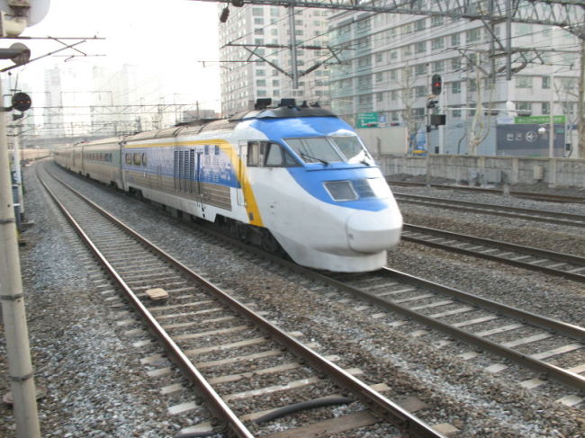지난 2일 오후 1시 20분께 서울에서 출발한 새마을호 열차가 충남 천안시 직산역과 두정역 사이에서 탈선된 사고와 관련, 코레일의 불성실한 사후 처리가 입방아에 오르내리고 있다.