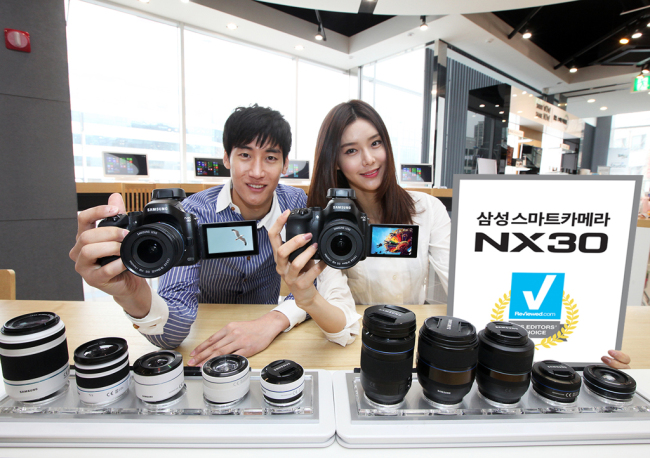 삼성전자가 프리미엄 미러리스 스마트카메라 ‘NX30’을 출시했다. NX30은 올해 세계가전박람회(CES) 공식 파트너인 미국 온라인 리뷰 매체 ‘리뷰드 닷컴’이 “놀라울 정도로 유용한 틸트 뷰파인더와 더 빠르고 더 정확해진 오토 포커스”라고 호평했던 삼성전자의 야심작이다.