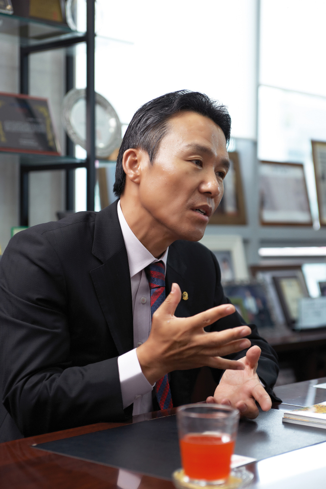 이영재(기업인/한일월드회장/서울디지털산업단지회장/하이서울브랜드회장)
“올해는 한일월드에 ‘도약의 한해’입니다. 1000여명 규모의 서비스 조직과 강력한 신제품을 무기로 공격적인 마케팅을 통해 매출 1000억원을 돌파할 것입니다.”