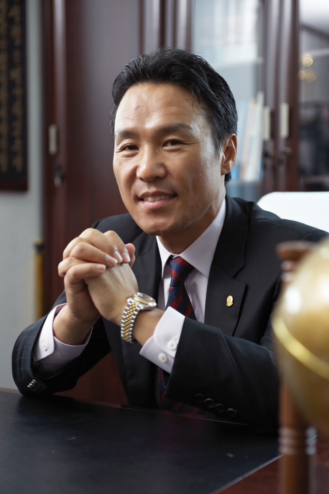이영재(기업인/한일월드회장/서울디지털산업단지회장/하이서울브랜드회장)
“올해는 한일월드에 ‘도약의 한해’입니다. 1000여명 규모의 서비스 조직과 강력한 신제품을 무기로 공격적인 마케팅을 통해 매출 1000억원을 돌파할 것입니다.”
