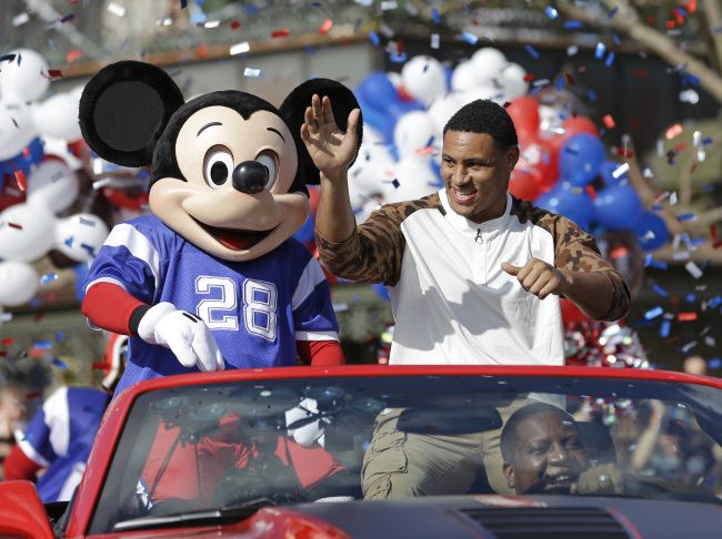 Super Bowl MVP Malcolm Smith takes part in a parade at Walt Disney World on Monday.   AP-Yonhap