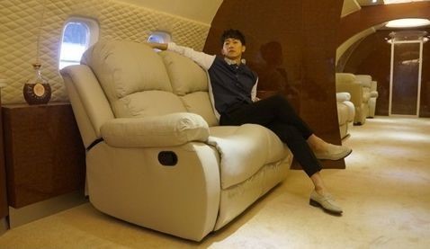 장우혁(가수)
가수 장우혁이 공개한 전용기 사진에 반전이 있어 누리꾼들의 관심을 끌고 있다.