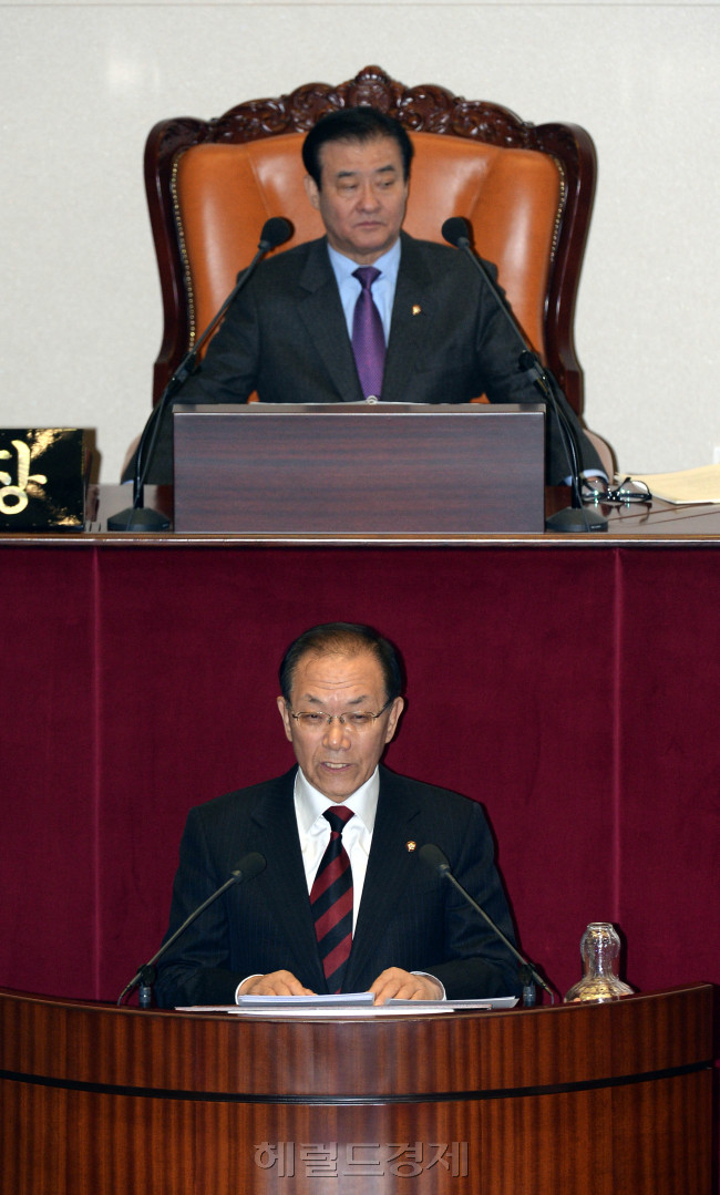황우여새누리당대표최고위원이 4일 오전 국회 본회의에 참석 교섭단체연설을 하고있다.이길동기자.gdlee@-
황우여새누리당대표최고위원이 4일 오전 국회 본회의에 참석 교섭단체연설을 하고있다.이길동기자.gdlee@-
황우여 새누리당 대표가 4일 오전 국회 본회의에 참석해 교섭단체 연설을 하고 있다.
이길동 기자/gdlee@