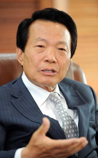 노희찬(기업인/삼일방직대표/한국섬유산업연합회회장)
“최근 저출산ㆍ고학력화에 따른 제조업 취업 기피현상으로 섬유패션산업은 심각한 인력난을 겪고 있습니다. 내국인 기피업종에서의 외국인 고용은 내국인의 일자리 보장을 위해서라도 불가피한 상황입니다.”
