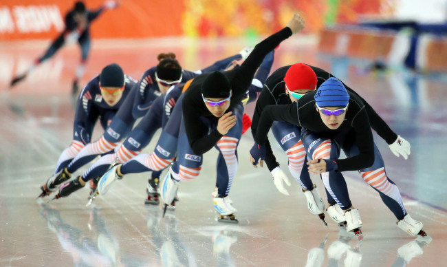 Korea’s speed skating team takes part in a practice session in Sochi, Russia, Monday.   Yonhap