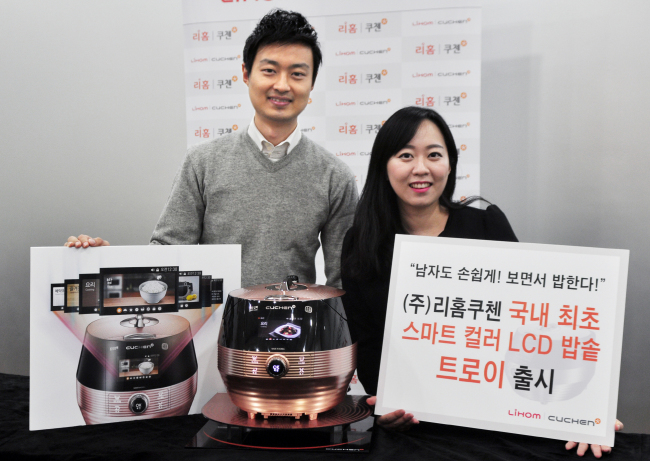 리홈쿠첸(리빙사업부 대표 강태융)은 국내 최초로 스마트 컬러 LCD를 장착한 10인용 IH전기압력밥솥 트로이(Troy)를 출시했다고 4일 밝혔다.
신제품 트로이(모델명: CJH-PC10시리즈)는 4.3인치 풀 컬러 TFT LCD(Thin Film Transistor Liquid Crystal Display)인 ‘스마트 컬러 LCD’를 장착, 취사메뉴 선택과 진행상태 등을 직관적으로 구현해 사용 편의성을 높였다.