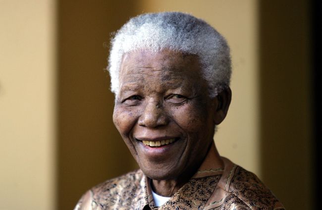 넬슨만델라(NelsonMandela/전국제기관단체인/전정치인)
JOHANNESBURG (AP) ― Nelson Mandela’s estate, worth roughly $4.1 million, will be shared between his family, members of his staff, schools that he attended and the African National Congress, the movement that fought white rule and now governs South Africa, the will’s executors said Monday.
Nelson Mandela.   AFP-Yonhap