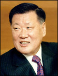 정몽구(기업인/현대기아자동차그룹대표이사회장)
홍대, 대학로 등 강북의 전유물로 여겨졌던 거리공연이 강남에서도 열린다. 현대자동차는 오는 7일부터 3월말까지 강남역 브릴리언트 큐브 앞에서 매주 신진 아티스트의 공연을 선보이는 ‘브릴리언트 스테이지’를 연다고 밝혔다.