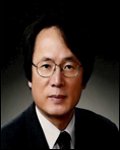김윤철(교수/한국예술종합학교교수)
문화체육관광부(장관 유진룡)는 재단법인 국립극단 예술감독에 김윤철(65·사진) 한국예술종합학교 교수를 임명했다. 임기는 4일부터 3년이다.
