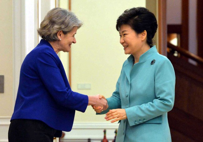 President Park Geun-hye meets UNESCO Director-General Irina Bokova at Cheong Wa Dae on Tuesday to celebrate 60 years of cooperation between the United Nations agency and Korea and to discuss ways to promote educational support for developing countries.   Park Hyun-koo/The Korea Herald