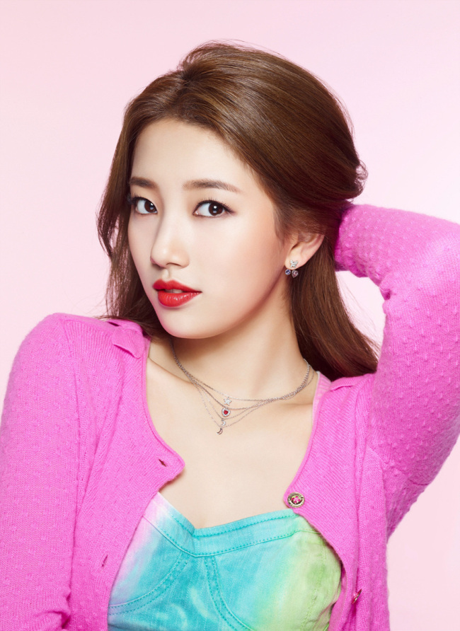 수지(배수지/가수/미쓰에이)
올 봄 주얼리 트렌드는 아기자기한 심볼 펜던트 주얼리를 여러 개 레이어드 해 스타일링하는 것이 각광받을 전망이다. 특히 얇은 ‘나노’목걸이는 이런 레이어드 스타일링의 대표주자로 꼽힌다.
사진제공=스와로브스키