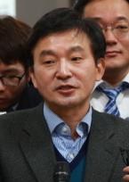원희룡(정당인/전국회의원)
Former lawmaker Won Hee-ryong stepped into the developments surrounding the credit card companies’ data leak on Tuesday by submitting a class action lawsuit for affected bank customers.