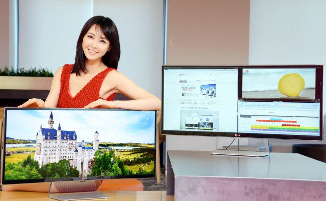 LG전자가 6일부터 IPS(In-Plane Switching) 패널을 탑재한 34형 시네뷰 모니터(34UM95)를 국내 시장에 본격 출시한다. 이 제품은 일반 영화관 스크린과 비슷한 21:9 화면 비율에 해상도 WQHD(Wide QHD 3440×1400)를 적용, 기존 풀HD 대비 238% 더 넓은 화면으로 멀티태스킹 업무 처리와 엔터테인먼트를 즐기기에 적합하다. 특히 영화 감상, 인터넷 강의 수강 등 각종 와이드 영상 시청에 제격이다. IPS는 일반 패널과 달리 보는 각도가 달라지더라도 색 변화가 거의 없다. 또 아크릴 재질을 활용한 투명스탠드를 채택해 화면이 마치 공중에 떠 있는 듯한 느낌을 준다. 출하가격은 120만원. [사진제공=LG전자]