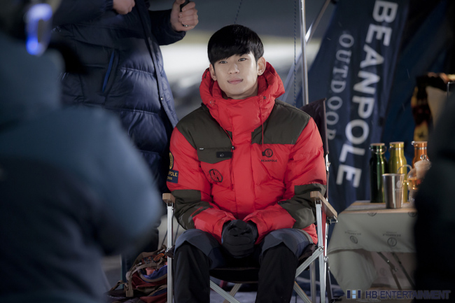 김수현(탤런트/영화배우)
봄의 시작을 알리는 입춘도 지났다. 앞으로 몇 차례 꽃샘추위는 지나가겠지만 완연한 봄 기운을 막기는 역부족이다. 한 겨울을 휩쓸었던 다운 재킷 시장도 이제 성적표를 점검할 시기다.
빈폴아웃도어 '도브2 다운' 재킷 [사진제공=빈폴]
빈폴아웃도어 '도브2 다운' 재킷 [사진제공=빈폴]