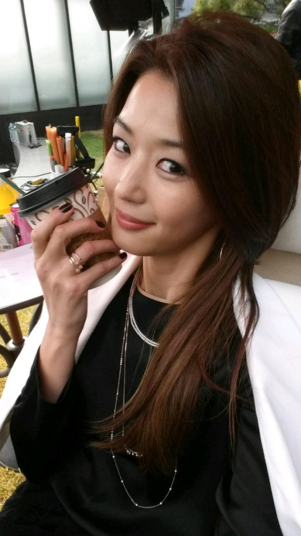 전지현(왕지현/영화배우)
“신비주의? 요즘은 대중과 소통해야 하는 시대야. 소통 몰라?” 톱스타 천송이는 그래서 SNS를 한다. 다이어트 때문에 마시지도 않는 모카커피 한 잔을 들고 얼짱 각도로 사진을 담아 전송. 아뿔싸. “피곤한 오후엔 역시 달달한 모카라떼가 짱. 문익점 선생님이 왜 모카씨를 숨겨 들어왔는지 알 것 같다.