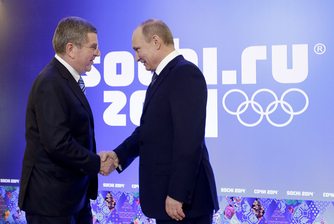 Russian President Vladimir Putin (right) greets IOC President Thomas Bach in Sochi on Tuesday.   AP-Yonhap