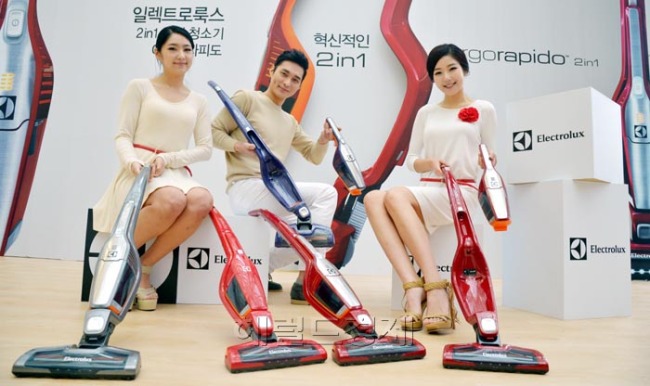 글로벌 가전그룹 일렉트로룩스 코리아가 5일 오전 서울 영등포 타임스퀘어에서 스틱청소기와 핸디청소기 두 가지 타입을 사용할 수 있는 투인원(2in1) 무선청소기 ‘에르고라피도’의 2014년형 신모델을 선보이고 있다.