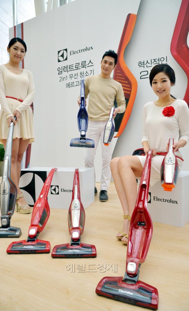 글로벌 가전그룹 일렉트로룩스 코리아가 5일 오전 서울 영등포 타임스퀘어에서 스틱청소기와 핸디청소기 두 가지 타입을 사용할 수 있는 투인원(2in1) 무선청소기 ‘에르고라피도’의 2014년형 신모델을 선보이고 있다.