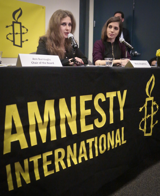 Pussy Riot members Maria Alekhina (left) and Nadezhda Tolokonnikova hold a news conference at Amnesty International’s New York headquarters Tuesday. AP-Yonhap