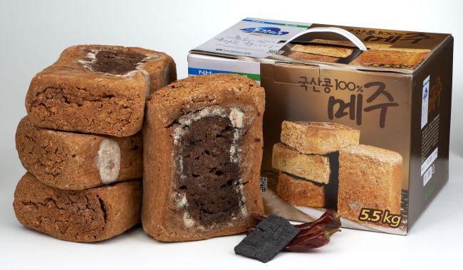 롯데마트는 6일부터 19일까지 전점(마장휴게소점 제외)과 온라인몰(www.lottemart.com)을 통해 ‘전통 메주(5.5kg)’를 9만9000원에 판매한다. 소비자들이 식품첨가물 걱정 없이 건강한 먹거리를 원함에 따라 손쉽게 집에서 장을 담글 수 있도록 상품을 기획한 것.