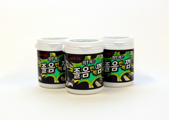 롯데제과는 ‘졸음번쩍껌’을 내놨다. 과라나, 멘톨, 페파민트 성분의 강력한 휘산 작용으로 입안과 목, 코 속을 시원하게 해주고, 피로와 졸음을 쫓아 준다. 또 자일리톨이 들어가 충치예방에도 효과적이다. 수험생, 운전자, 야간근무자 등 졸음을 쫓으며 공부나 업무를 수행해야하는 사람들에게 제격이다.