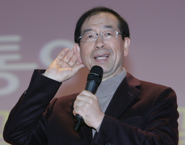 박원순(서울시장/변호사/서울특별시시장)
Seoul Mayor Park Won-soon began his career in the public eye as a political nobody, but in less than three years he appears to have grown into a formidable presence as he now prepares for reelection.
Seoul Mayor Park Won-soon   Yonhap