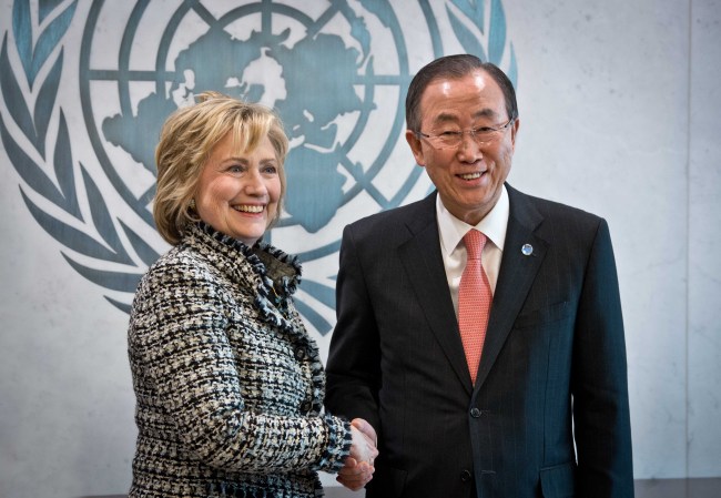 United Nations Secretary-General Ban Ki-moon (right) shakes hands with former U.S. Secretary of State Hillary Clinton at the U.N. headquarters in New York on Tuesday.   Xinhua-Yonhap