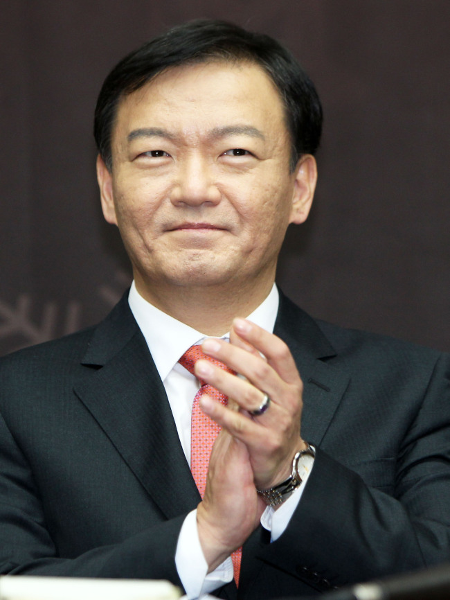 민경욱(앵커/방송기자/KBS문화부장)
President Park Geun-hye has named Min Kyung-wook, former prime time TV news anchor at state-funded Korean Broadcasting System, as her new presidential spokesman, Cheong Wa Dae said Wednesday.
Min Kyung-wook