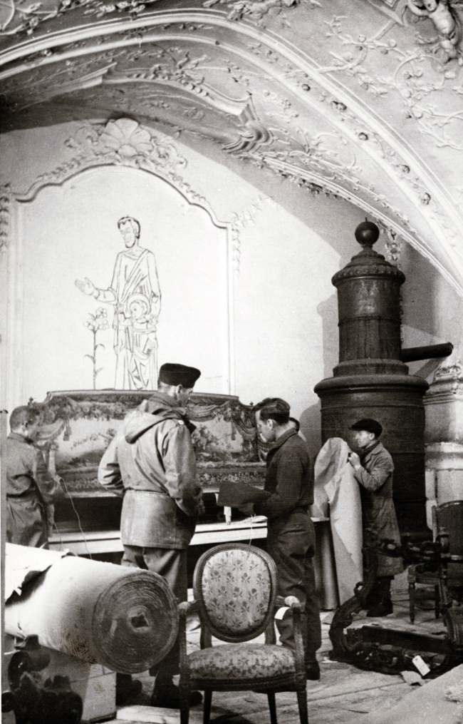 This 1945 handout photo provided by the Smithsonian Institution shows the rescuing of art from Buxheim Monastery, Bavaria. AP-Yonhap