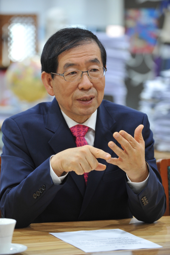박원순(서울시장/변호사/서울특별시시장)
Seoul Mayor Park Won-soon calls himself a “social designer” rather than a politician or a former lawyer. According to him, a social designer is one who works to make society more reasonable and humane.