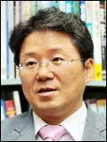 김필수(교수/대림대학교교수)
환경개선부담금 제도는 지난 1992년부터 환경오염물을 배출하는 건물, 시설물 또는 경유자동차 소유자가 부담하도록 하는 제도다. 되도록 환경 오염물에 대한 배출 억제를 목표로 노력하라는 의지다. 특히 경유 자동차에 대해 부담하는 환경개선부담금 제도는 기술발전과 연비개선이라는 흐름 아래 논란이 돼 왔다.