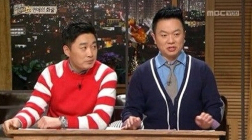 정찬우(좌부터/개그맨/가수/컬투),김태균(개그맨/가수/컬투)
개그맨 정찬우가 욱일승천기가 연상되는 의상 논란에 대해 공식 사과했다.