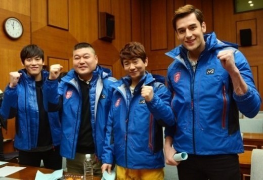 존박(좌부터/박성규/가수),강호동(MC/개그맨),박성호(개그맨/서울종합예술전문학교겸임교수),줄리엔강(JulienKang/모델/탤런트)
“지금 소치에선 뜻하지 않은 상황으로 어려움에 직면했습니다. 전기공급 문제로 소치미디어센터(IBC)에선 하루에 한두번씩 정전사태가 발생합니다. 만에 하나 경기 중 정전이 발생하더라도 방송을 차질 없게 진행하기 위해 긴급장비를 수혈하는 등 대응책을 찾고 있습니다.”(러시아 소치에서 배재성 KBS 스포츠국장)